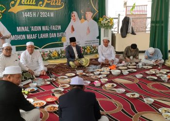 Kediaman Abah Zairullah Diserbu Jemaah Sholat Idul Fitri 1445 Hijriah