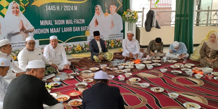 Kediaman Abah Zairullah Diserbu Jemaah Sholat Idul Fitri 1445 Hijriah