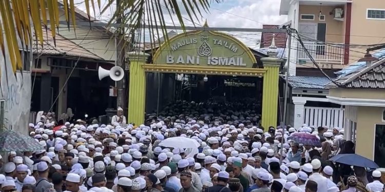 Penuhi Jalan Jalan, Ribuan Jamaah Ikuti Sholat Fardhu Kifayah Pimpinan Majelis Taklim Bani Ismail Banjarmasin