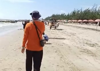 Ada Wisatawan Nekad Berenang di Pantai Batakan Baru, Rambu ‘Awas Buaya’ Tak Digubris?