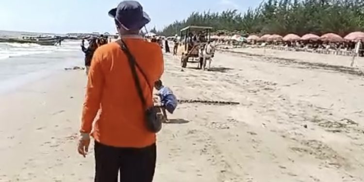 Ada Wisatawan Nekad Berenang di Pantai Batakan Baru, Rambu ‘Awas Buaya’ Tak Digubris?