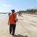 Ada Wisatawan Nekad Berenang di Pantai Batakan Baru, Rambu ‘Awas Buaya’ Tak Digubris?