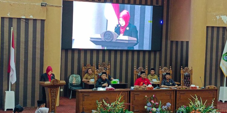 DPRD Tanah Bumbu Berikan Pandangan Terhadap Raperda Bantuan Keuangan Partai dan Keolahragaan