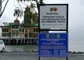 Pemdes Sungai Lembu Pasang Plang Tarif Roda Dua dan Empat di Area Masjid Apung ZA