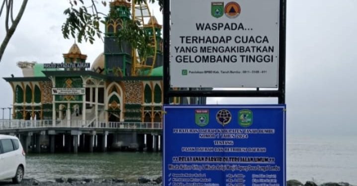 Pemdes Sungai Lembu Pasang Plang Tarif Roda Dua dan Empat di Area Masjid Apung ZA