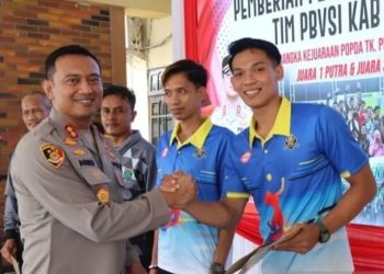 Berprestasi, Kapolres Tanah Bumbu Berikan Penghargaan kepada Atlet Voli