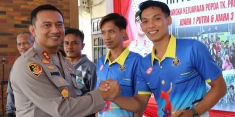 Berprestasi, Kapolres Tanah Bumbu Berikan Penghargaan kepada Atlet Voli