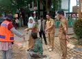 Kepala Dinas Sosial, Serahkan Bantuan SPM kepada Keluarga Disabilitas dan Lanjut Usia
