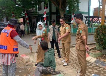 Kepala Dinas Sosial, Serahkan Bantuan SPM kepada Keluarga Disabilitas dan Lanjut Usia