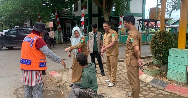Kepala Dinas Sosial, Serahkan Bantuan SPM kepada Keluarga Disabilitas dan Lanjut Usia