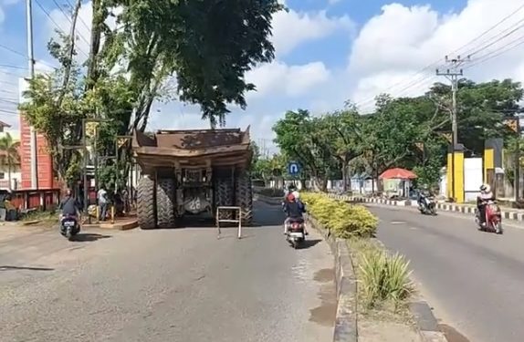 Pantesan Bikin Macet, Dump Truck Mogok di Jalanan Pelaihari itu Tergolong Seri Raksasa dengan Bobot Mencengangkan