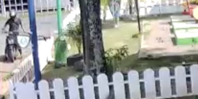 Diangkut Gunakan Motor, Viral Pencuri Nekad Gasak Kursi Taman Banjarbaru di Siang Bolong