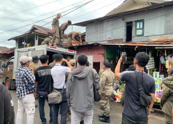 No Debat, Dikawal Ratusan Aparat, Tim Normalisasi Pasar Lama Banjarmasin Bebaskan Badan Jalan dari Lapak dan Kios Ilegal