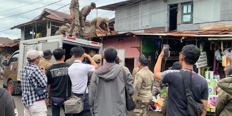 No Debat, Dikawal Ratusan Aparat, Tim Normalisasi Pasar Lama Banjarmasin Bebaskan Badan Jalan dari Lapak dan Kios Ilegal