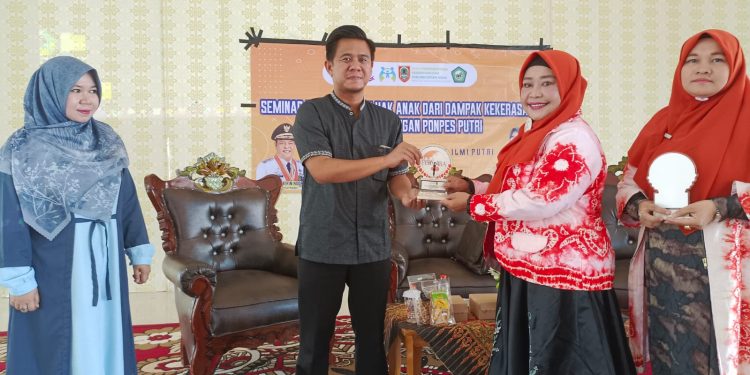 Sosialisasi Hak Anak di Pontren Darul Ilmi, Ini Pesan Ketua Perwira Kalsel ke Santriwati