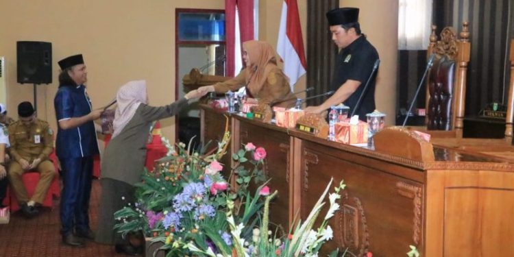DPRD Tanah Bumbu Sampaikan Pemandangan Umum Fraksi Terhadap LPJ APBD 2023