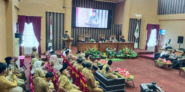 Wakili Bupati, Sekda Ambo SakkaSampaikan RPJPD pada Rapat Paripurna DPRD Tanah Bumbu