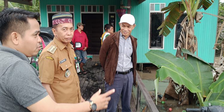 Sekda Ambo Sakka Tinjau Korban Banjir di Sungai Loban