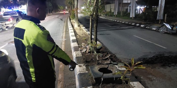 Tabrak Trotoar Pembatas Jalan, Miftahurrahman Dilarikan ke Rumah Sakit