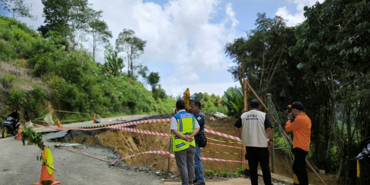 Longsor di Desa Emil Baru Kecamatan Mantewe, BPBD Himbau Masyarakat Berhati-hati