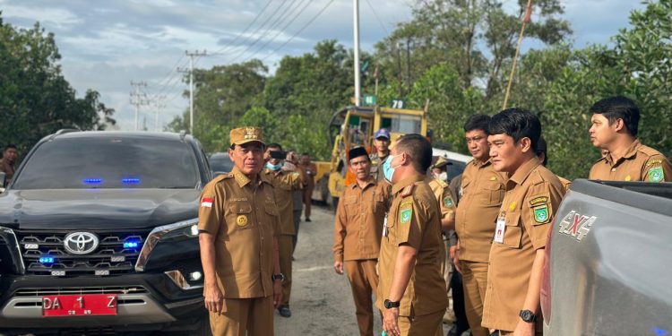 Bupati Zairullah Azhar Pastikan Jalan Alternatif Km 171 Secepatnya Diperbaiki