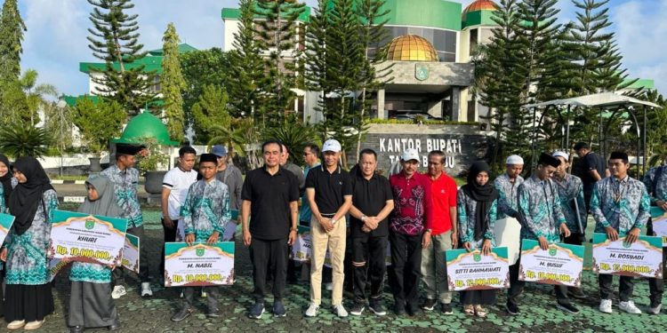 Bupati Tanah Bumbu Serahkan Hadiah Secara Simbolis untuk Peserta MTQ