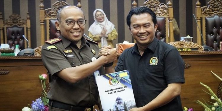 DPRD dan Kejari Tanbu Lakukan Penandatangan MoU TerkaitPenguatan Wawasan Hukum dan Lainnya