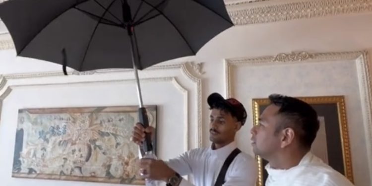 Jelang Wukuf, Raffi Ahmad Perkenalkan ‘Payung Arafah’ yang Bisa Mengeluarkan Air Embun