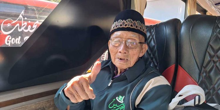 Bawa Kursi Roda Pribadi, Mbah Harjo Haji Indonesia Tertua Membagikan Pengalaman Melawan Suhu 50 Derajat di Usia 110 Tahun