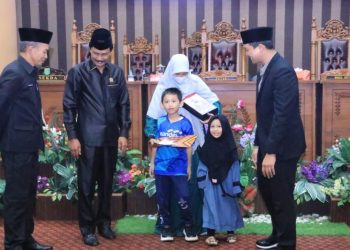 DPRD Tanbu Beri Penghargan Pada Anak TK