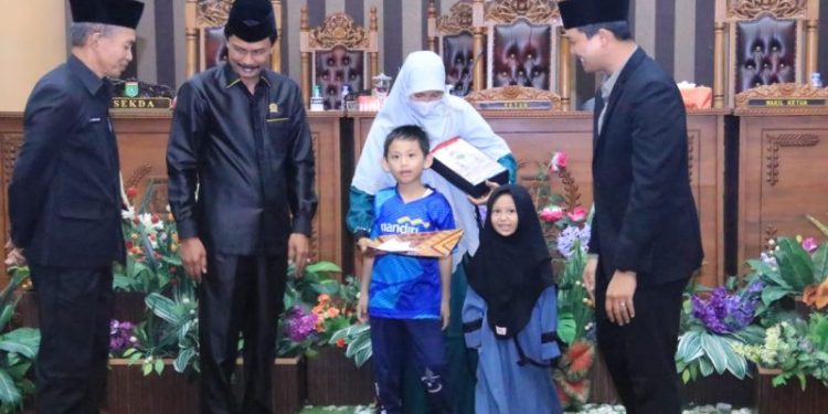 DPRD Tanbu Beri Penghargan Pada Anak TK