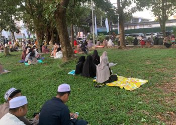 Sampai Nginap di Masjid, Jamaah Dakwah Bada Subuh Ustad Adi Hidayat di Banjarmasin Membludak