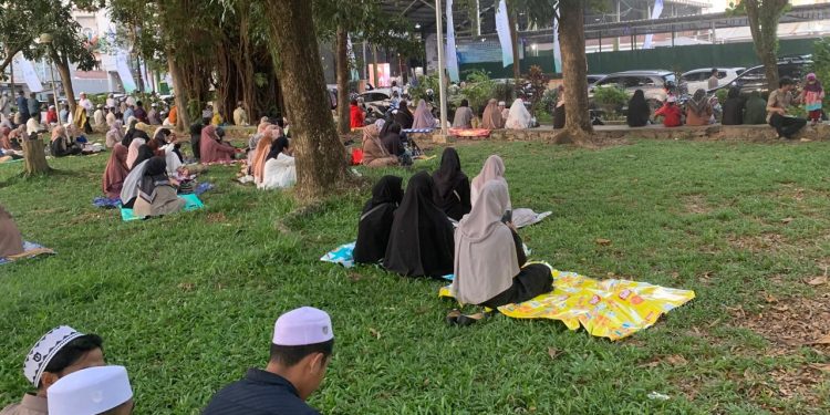Sampai Nginap di Masjid, Jamaah Dakwah Bada Subuh Ustad Adi Hidayat di Banjarmasin Membludak