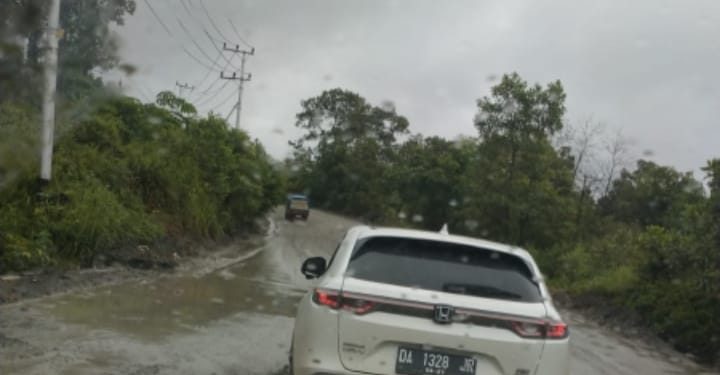 Akibat Kondisi Jalan Masih Berlumpur, Pengaspalan di Km 171 Tertunda