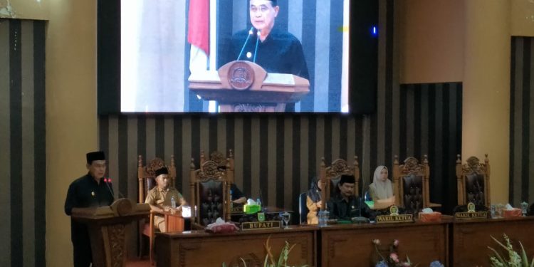 Sampaikan KUA dan PPAS 2025 pada Rapat Paripurna DPRD, Bupati Tanah Bumbu Singgung Bendungan Kusan