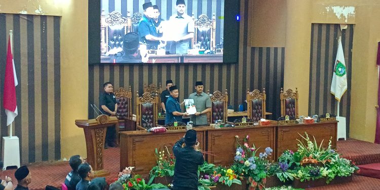 DPRD Tanah Bumbu Sampaikan Dua Buah Raperda Inisiatif Pihak Eksekutif