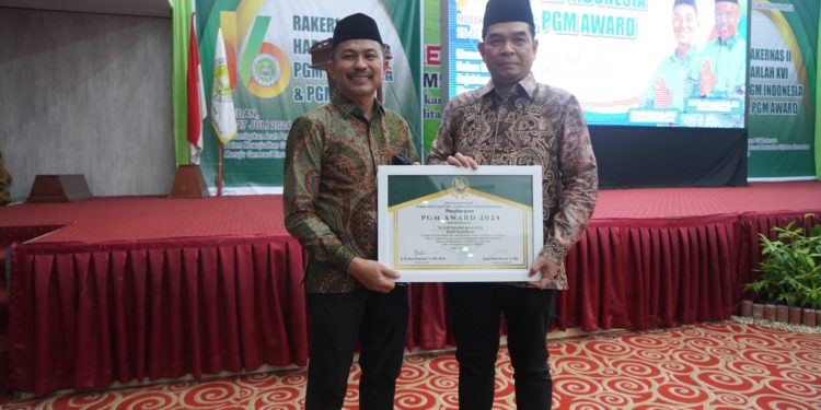 Bupati Tanah Bumbu Terima PGM Award