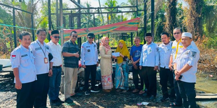Kunjungi Warga Kebakaran, Camat Kusan Hilir Amirullah Berharap Rumah Korban Bisa Terbangun Kembali