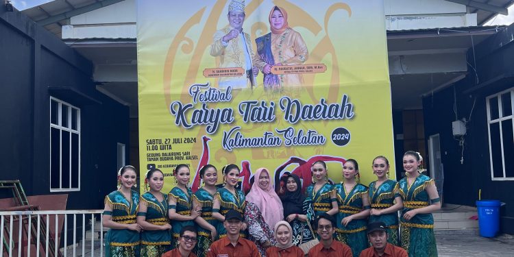 Tim Tari Baruna Bentala Tanah Bumbu Persembahkan Tari Hinak Bujang di Festival Tari Daerah se-Kalimantan Selatan