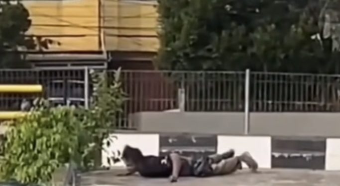 Penampakan Pria Aneh, Siang Bolong Merayap Bagai Buaya di Bawah Fly Over Banjarmasin, Korban Oplos Kecubung?