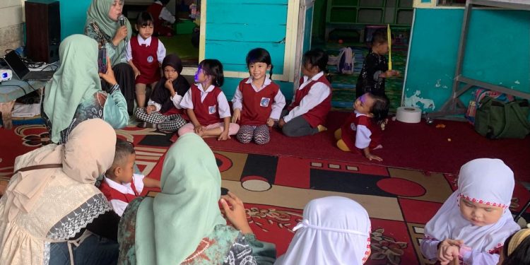Hari Pertama Murid Baru di Sekolah, Guru Paud Budi Mulia Banjarmasin Perkenalkan Sholat Dhuha Awali Pelajaran