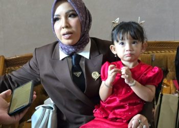 Sarniah Resmi Dilantik, Siap Wujudkan Amanat Mendiang H Upi di DPRD Tanbu