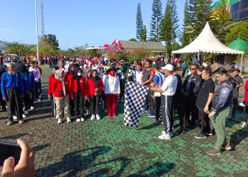 Sekda Ambo Sakka Lepas Jalan Santai Gebyar Anti Narkoba dan Pembagian Bendera Merah Putih