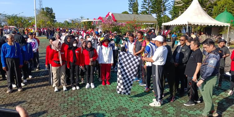 Sekda Ambo Sakka Lepas Jalan Santai Gebyar Anti Narkoba dan Pembagian Bendera Merah Putih