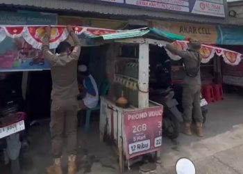 Satpol PP dan Damkar Tanah Bumbu Himbau Masyarakat Pasang Bendera Merah Putih