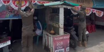 Satpol PP dan Damkar Tanah Bumbu Himbau Masyarakat Pasang Bendera Merah Putih