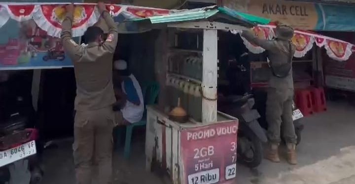 Satpol PP dan Damkar Tanah Bumbu Himbau Masyarakat Pasang Bendera Merah Putih