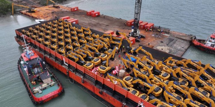 88 Unit Alat Berat Pesanan Haji Isam Kembali Tiba di Wanam, Merauke