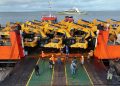 Pagi Ini Tongkang Jhoni 45 Sandar di Papua Bawa Excavator, Buldozer dan Bomag Pesanan Haji Isam