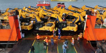 Pagi Ini Tongkang Jhoni 45 Sandar di Papua Bawa Excavator, Buldozer dan Bomag Pesanan Haji Isam
